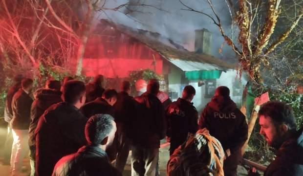 Bolu'da yangın: Alevler ahıra sı&ccedil;radı! D&ouml;rt b&uuml;y&uuml;kbaş telef oldu 