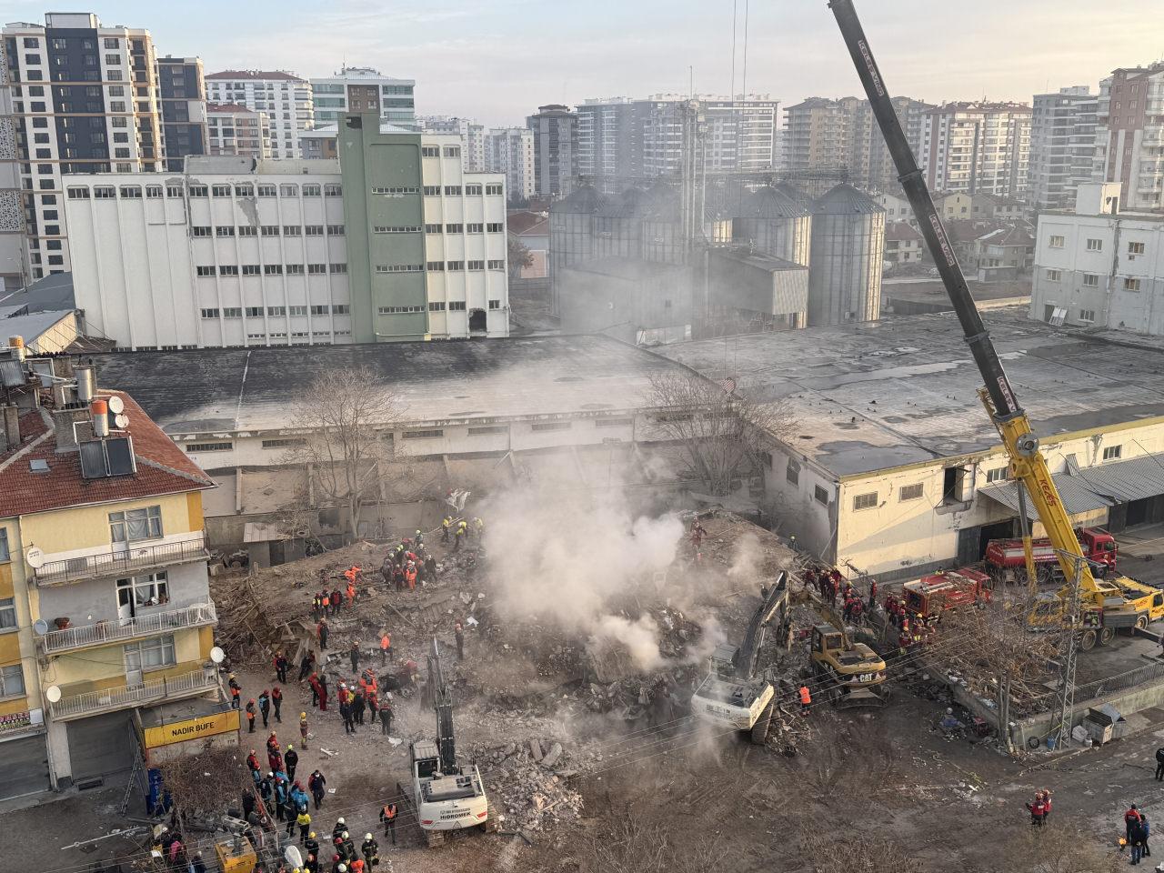 Konya'nın merkez Selçuklu ilçesinde çöken binanın enkazından karı kocanın cansız bedenleri çıkartıldı.