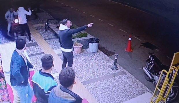 İki husumetli grup arasında bı&ccedil;aklar konuştu: &Ccedil;ok sayıda yaralı var! 