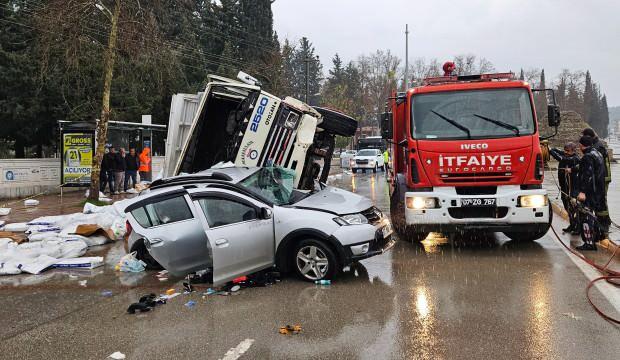 Sürücü koltuğundayken üzerine kamyon devrildi