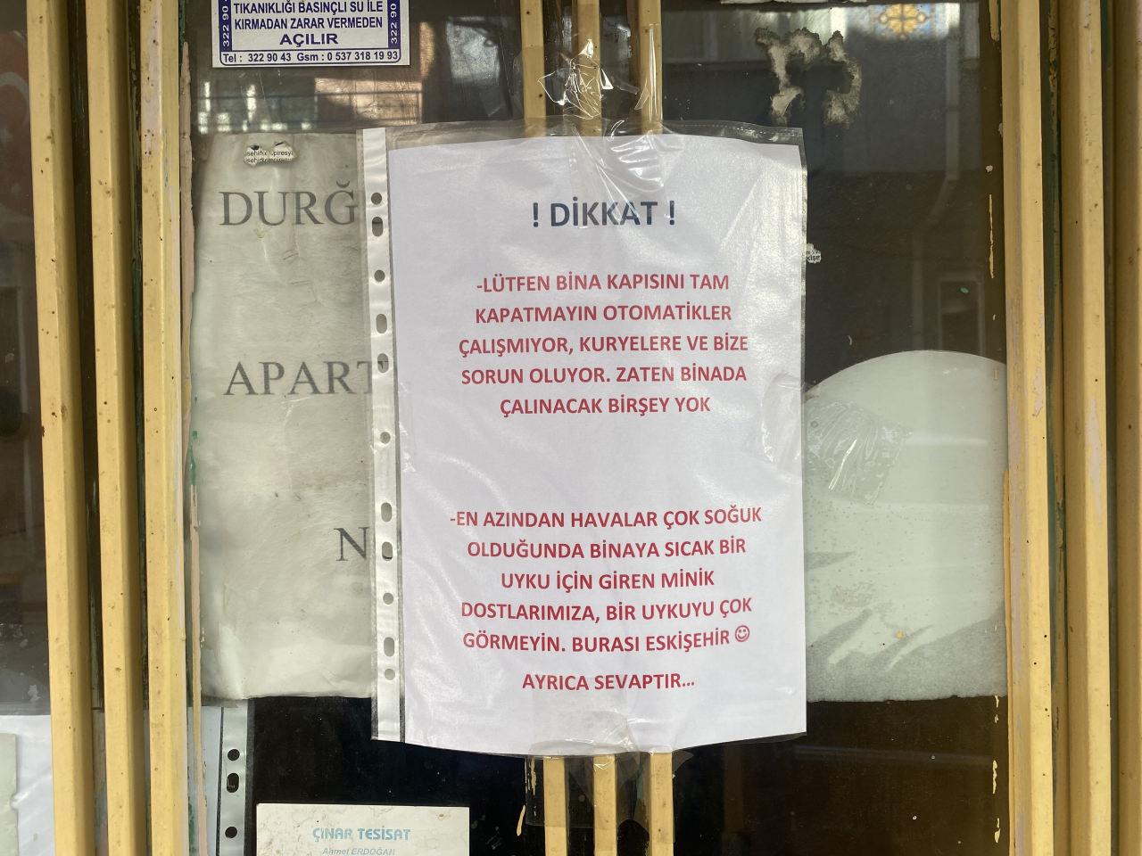 Apartman kapısın asılan yazı