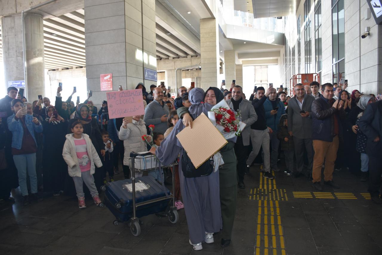 Umreden dönen öğrenciler aileleriyle kavuştu