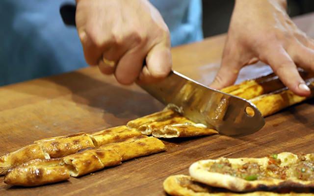 Şerbetli pide yapım aşamalarından pidenin dilimlenmesi