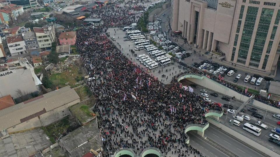 Adliye önünde çok sayıda kişi toplandı