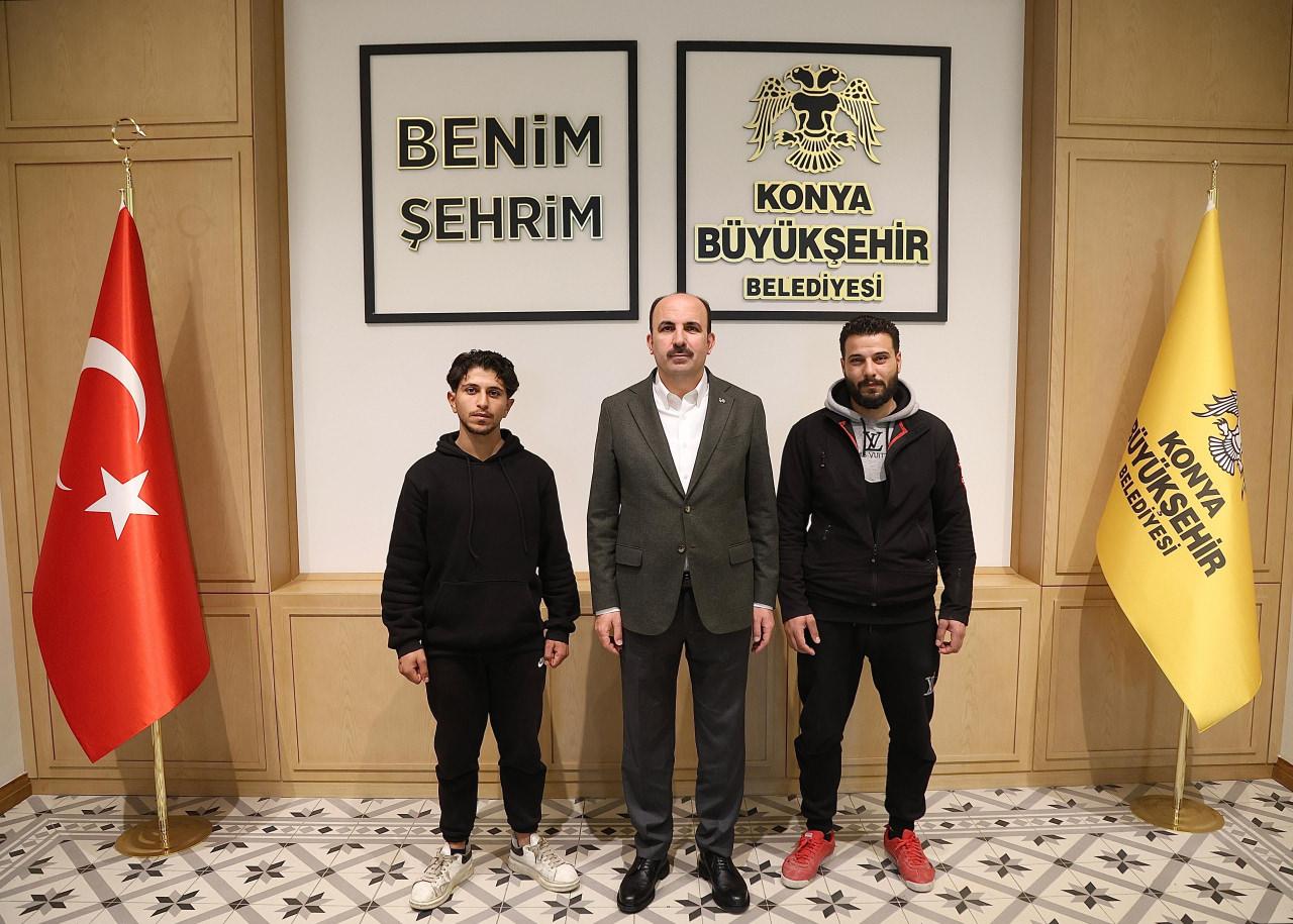 Konya Büyükşehir Belediye Başkanı Uğur İbrahim Altay, Ali El Hüseyin ile abisi Muhammed El Hüseyin’i ağırladı.