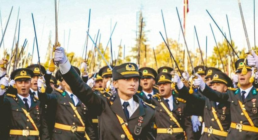 Teğmenlerin kılıçlı korsan yemin yaptığı anların görüntüsü