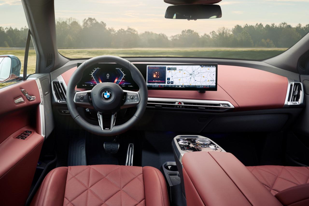 BMW iX, çevre dostu materyaller ve yenilikçi iDrive 9 sistemiyle sürücüsüne modern bir sürüş deneyimi sunuyor.