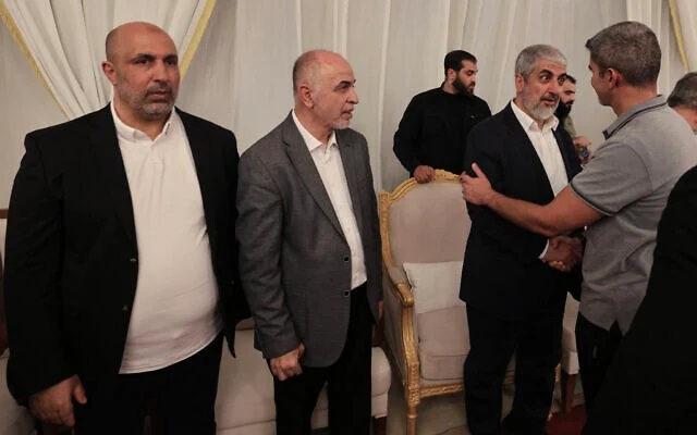 Soldan sağa: Hamas Batı Şeria lideri Zahir Caberin, Danışma Kurulu Başkanı Muhammed İsramil Derviş, Üst Düzey Yetkili Halid Meşal 2 Ağustos 2024 yılında Katar'ın başkenti Doha'da İsmail Haniye'nin cenaze töreninde