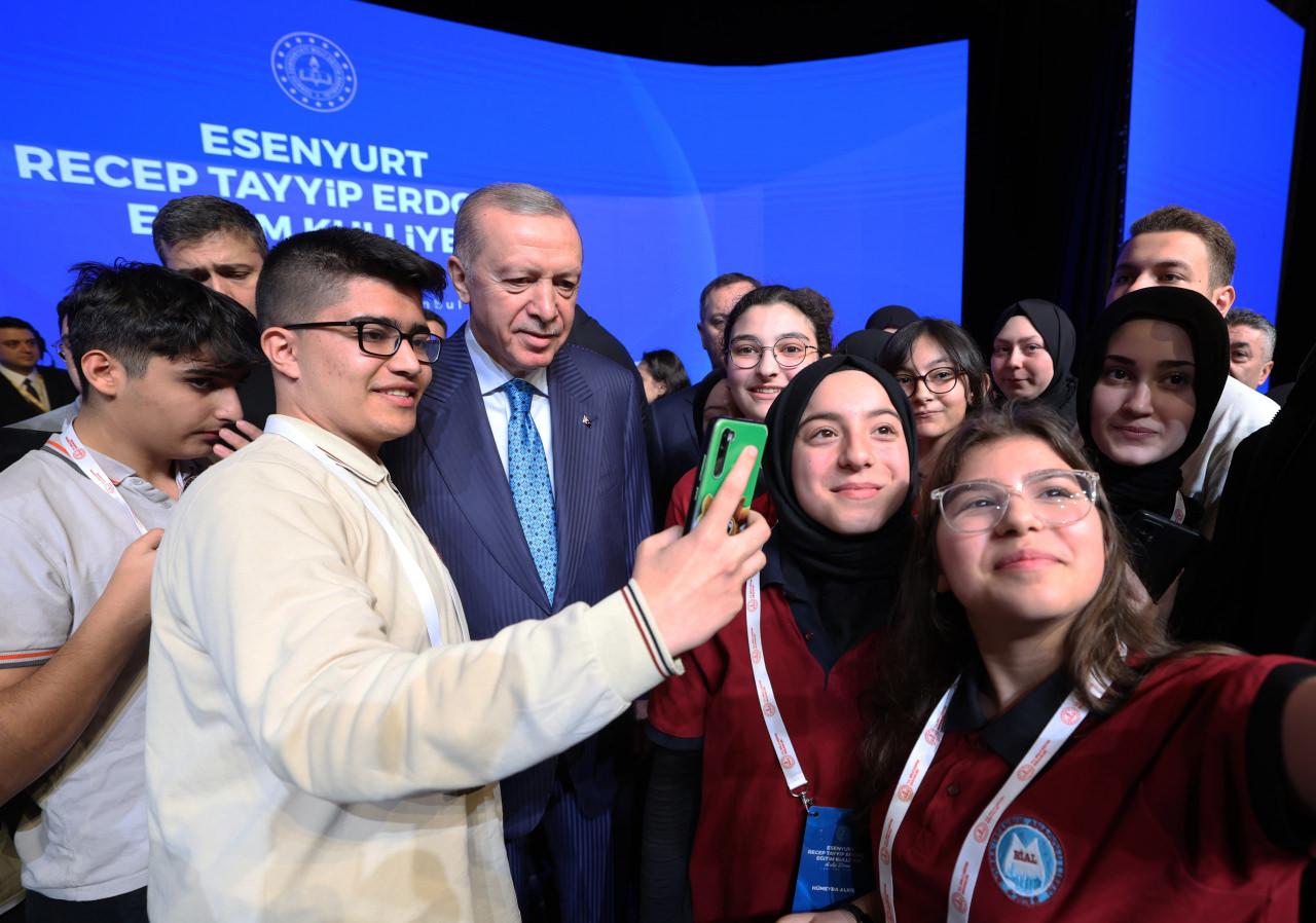 Cumhurbaşkanı Erdoğan liseli gençlerle öz çekim yaptı