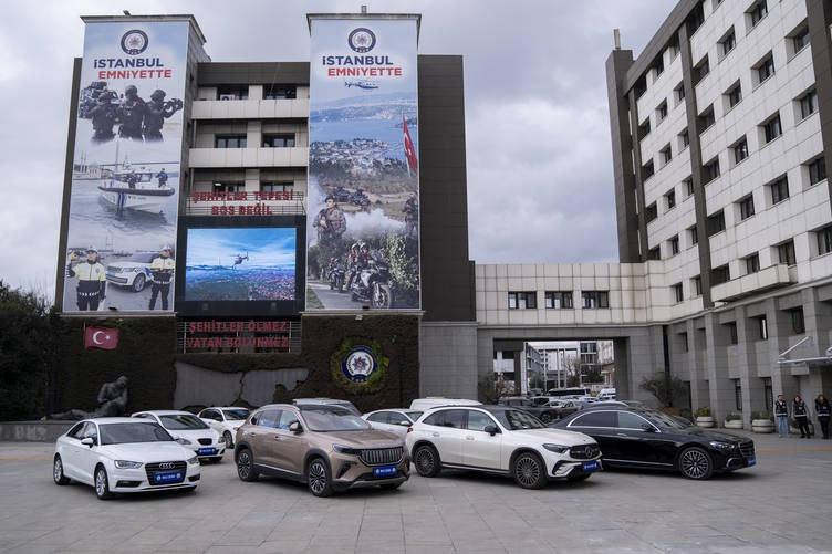 İstanbul merkezli 12 ildeki ‘kara para’ ve ‘dolandırıcılık’ operasyonunda ele geçirilen araçlar sergilendi