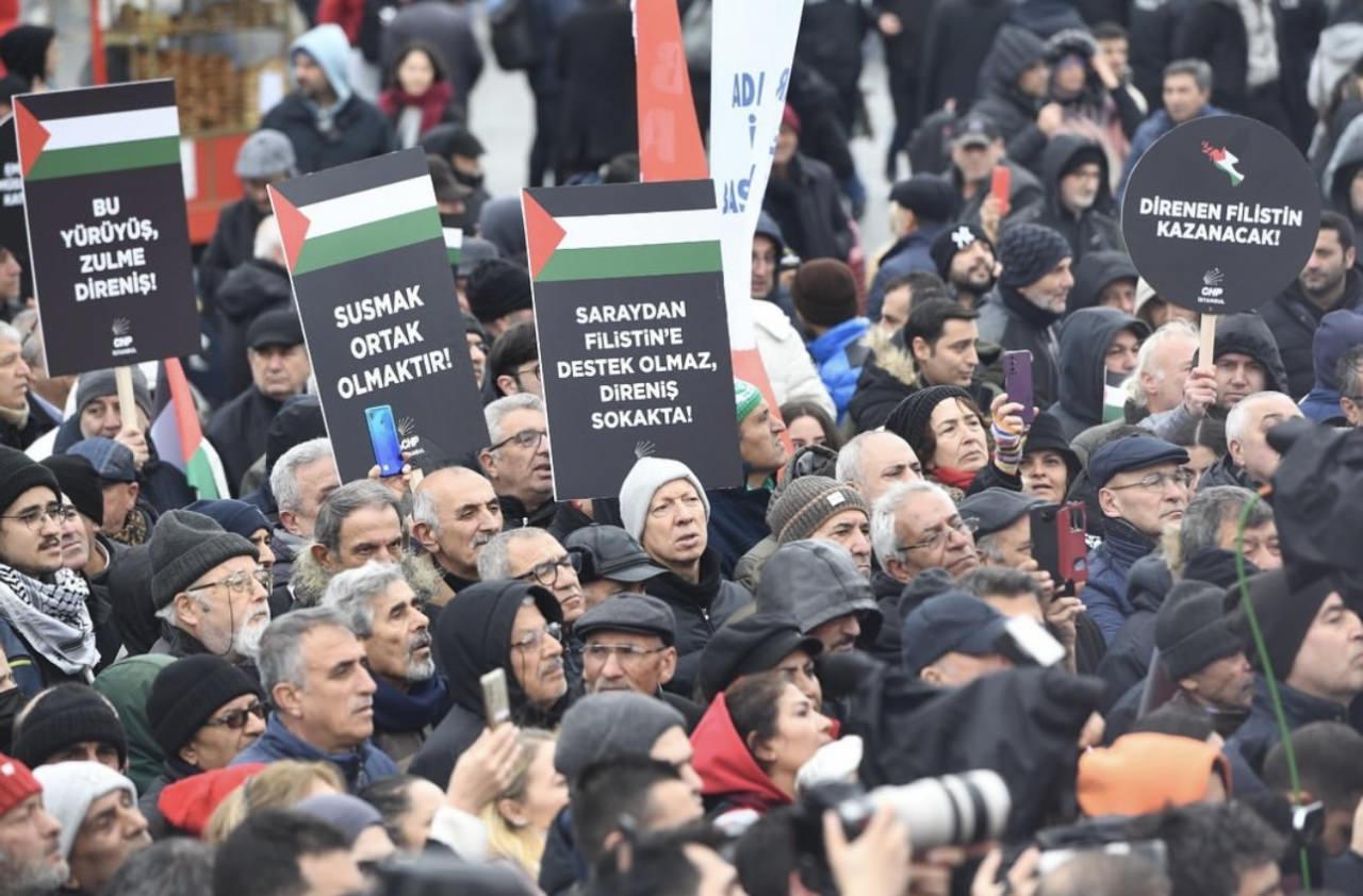 CHP'nin Filistin eyleminde açılan dövizlerden bazıları.