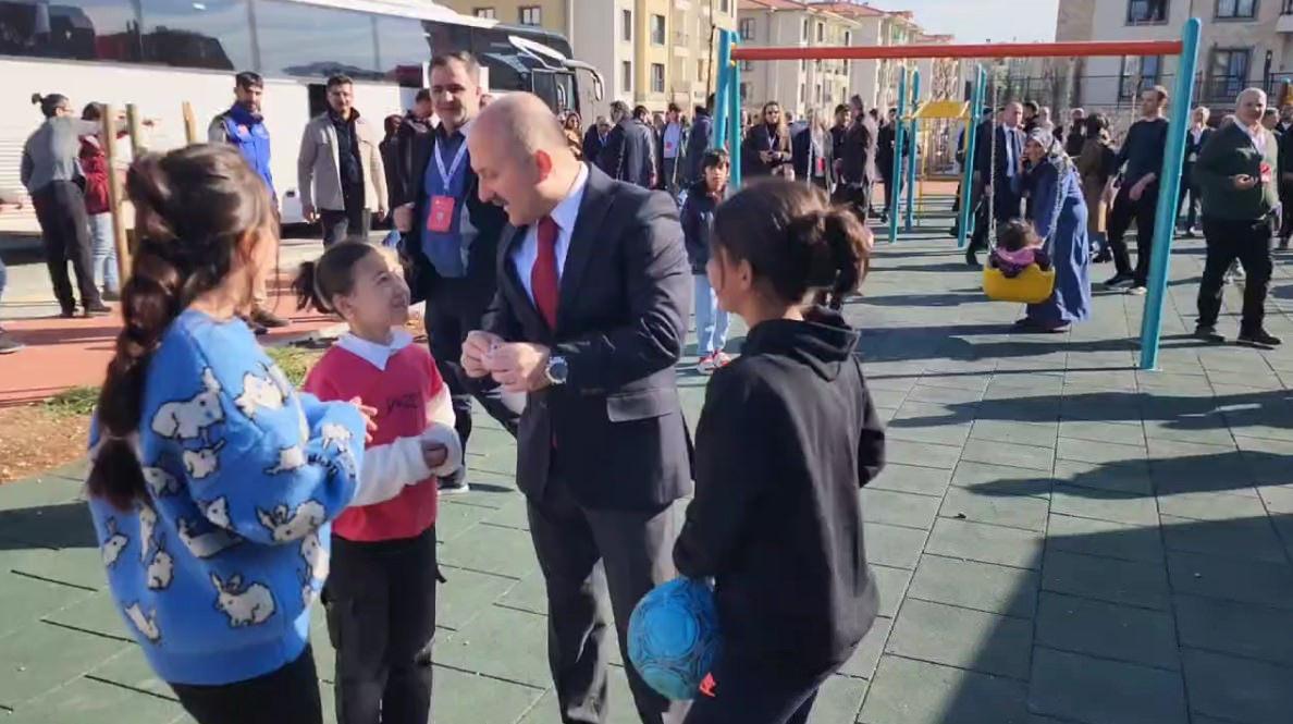 Vali Osman Varol, çocukların mektuplarını alıyor. 