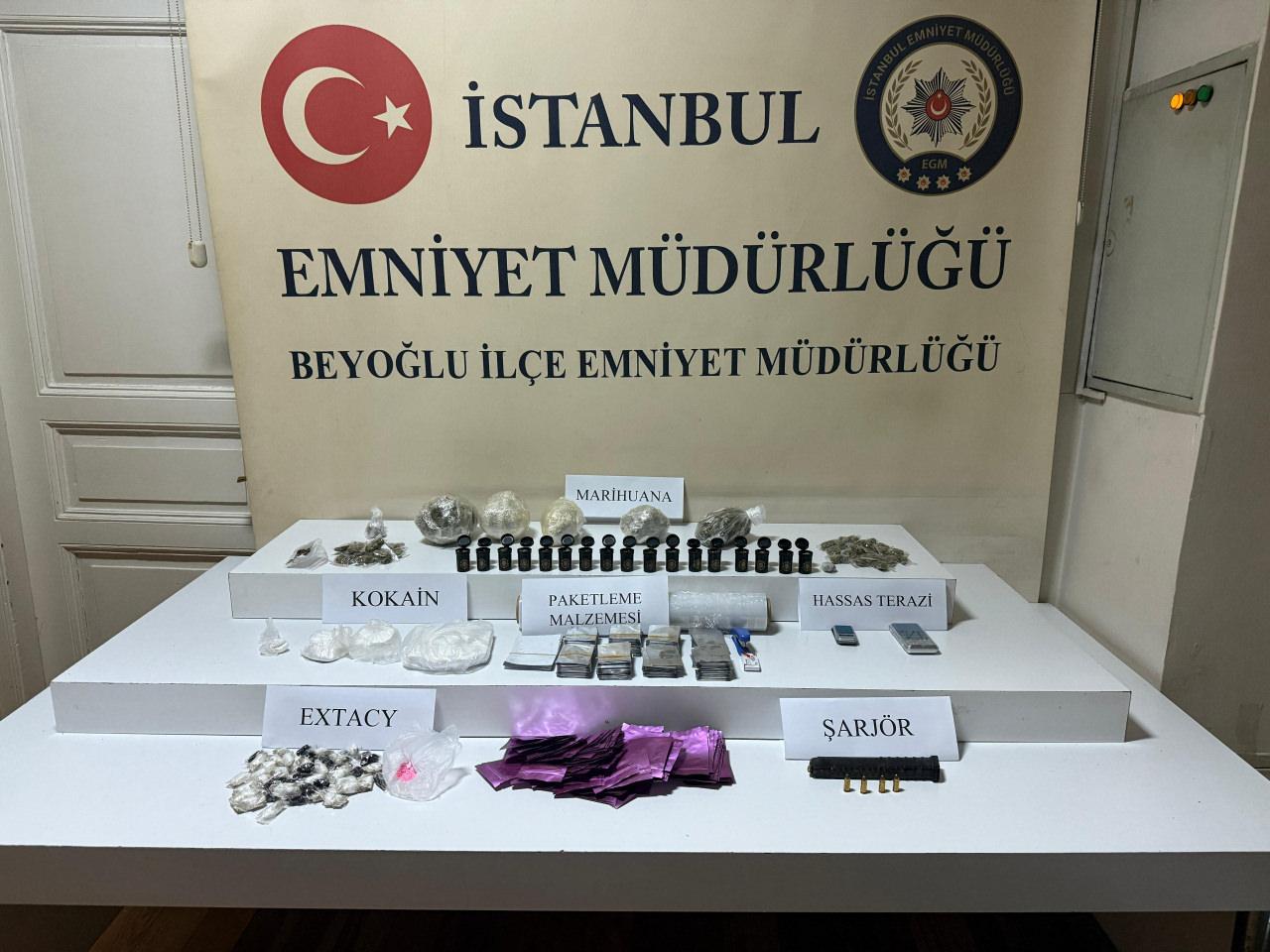 Beyoğlu Asayiş Büro Amirliği ekipleri tarafından ele geçirilen uyuşturucu maddeler