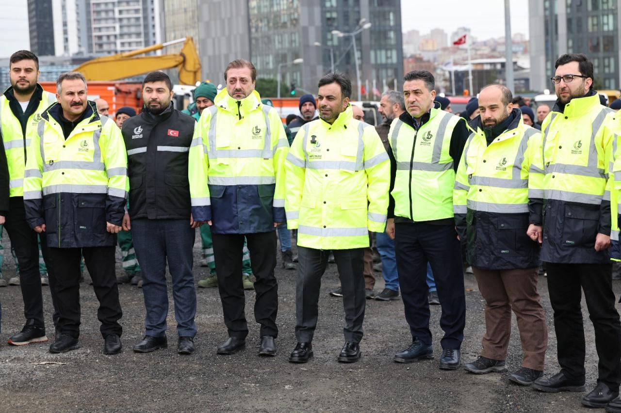 Bağcılar Belediyesi ekipleri beklenen kar yağışı nedeniyle teyakkuza geçti.