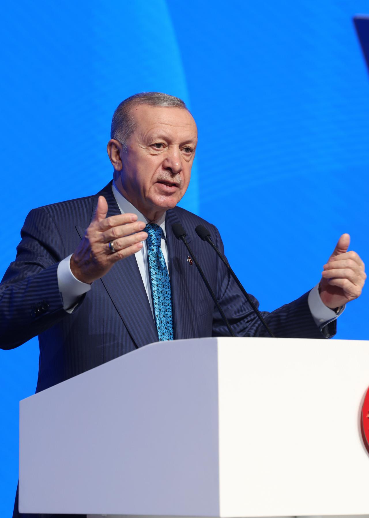 Erdoğan'ın kürsüde konuştuğu anlardan bir kare