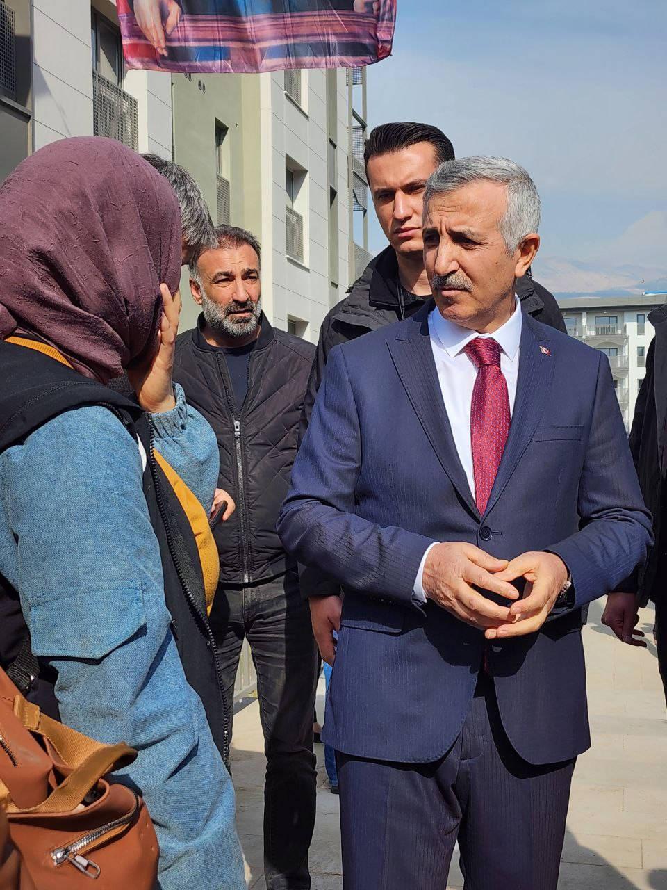 Vali Ünlüer, konutlarını teslim alan depremzedeler ile konuşuyor. 