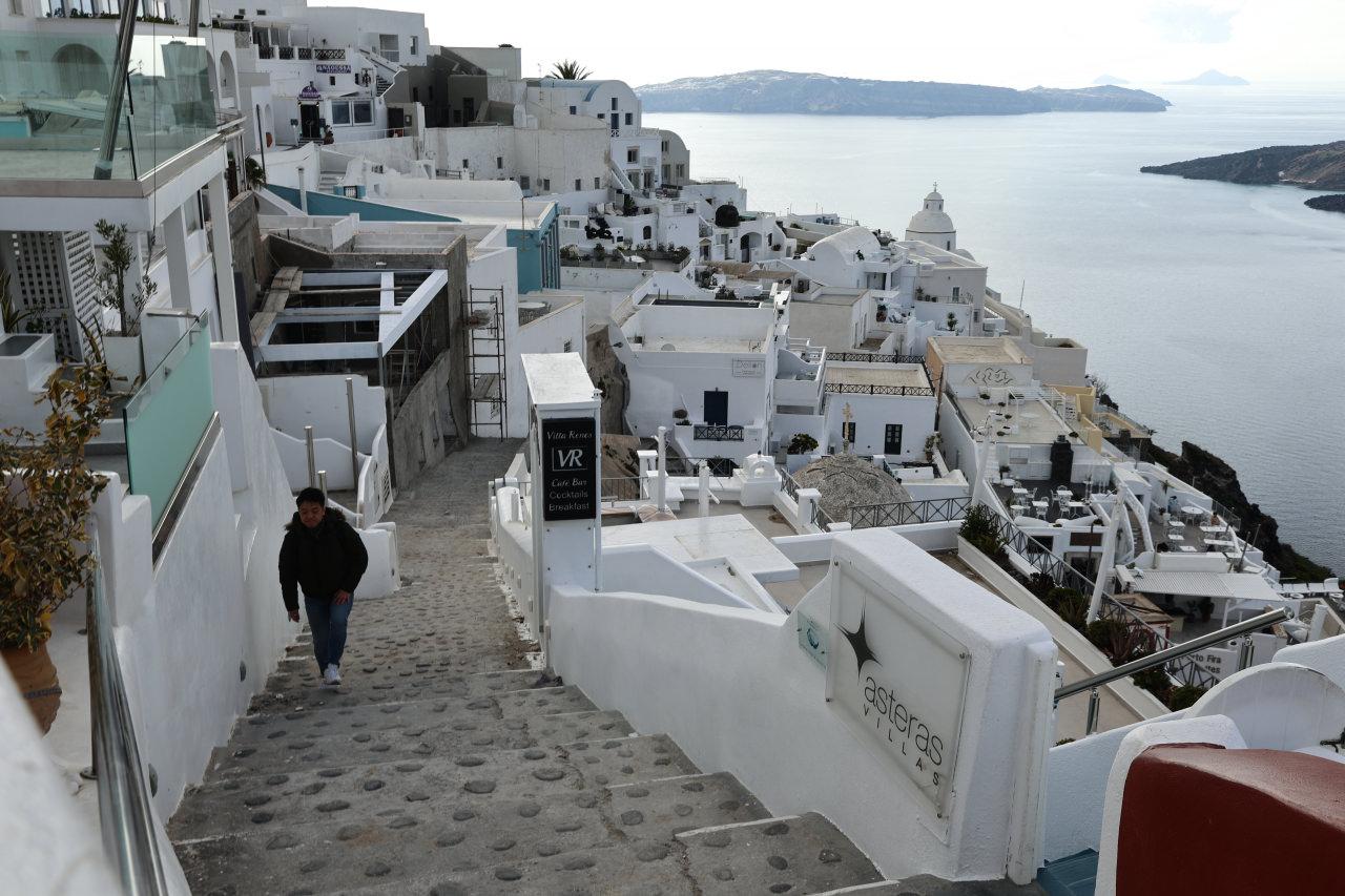 Ege Denizi'nde yaşanan sismik hareketlilik nedeniyle deprem korkusu yaşayan yaklaşık 9 bin kişi, Santorini Adası'ndan ayrıldı.