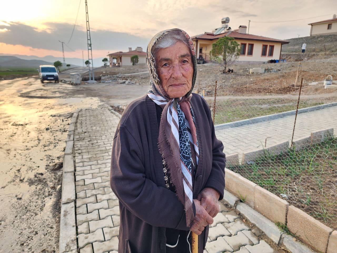 Depremde evini kaybeden Feride Teyze, yeni evine yerleşti. 