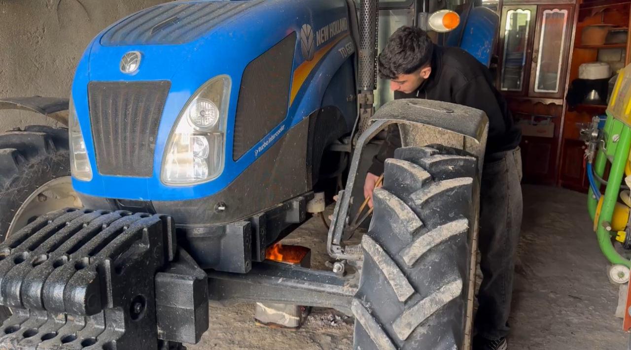 Soğuk hava nedeniyle çalışmayan traktörün altına ateş yakıldı 