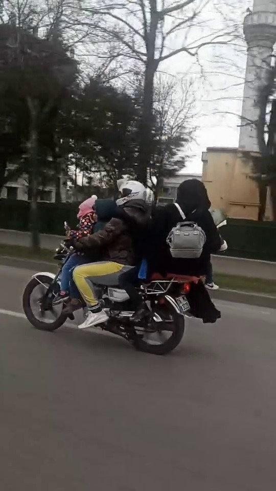 Motosiklete binen 6 kişilik aile 