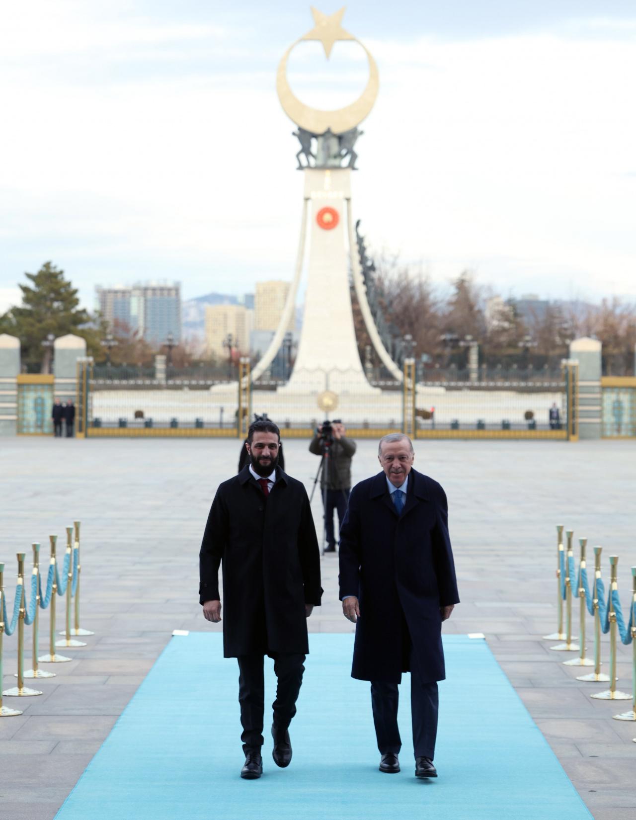 Erdoğan, "Suriye Arap Cumhuriyeti Cumhurbaşkanı Sayın Ahmed Şara’yı Ankara’da misafir etmekten büyük memnuniyet duydum." dedi.