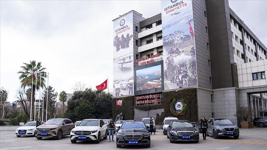 İstanbul merkezli 12 ildeki ‘kara para’ ve ‘dolandırıcılık’ operasyonunda ele geçirilen araçlar sergilendi