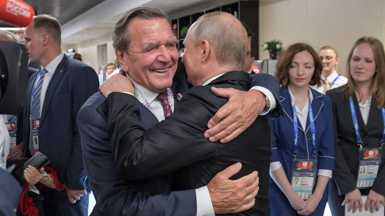 Eski Almanya Başbakanı Gerhard Schröder ve Rusya Devlet Başkanı Vladimir Putin