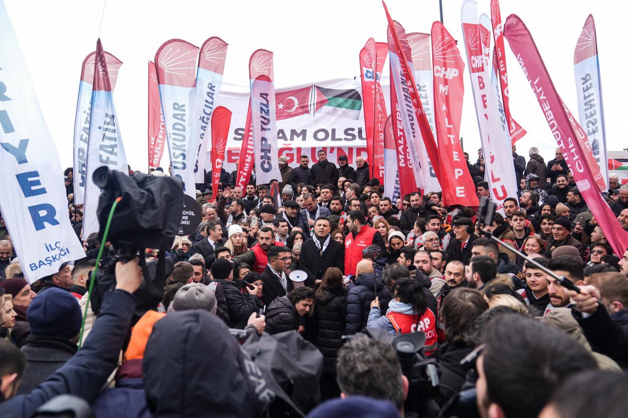 CHP İstanbul İl Başkanı Özgür Çelik'in arkasında açılan pankattaki Filistin bayrağının sahte olduğu fark edildi.