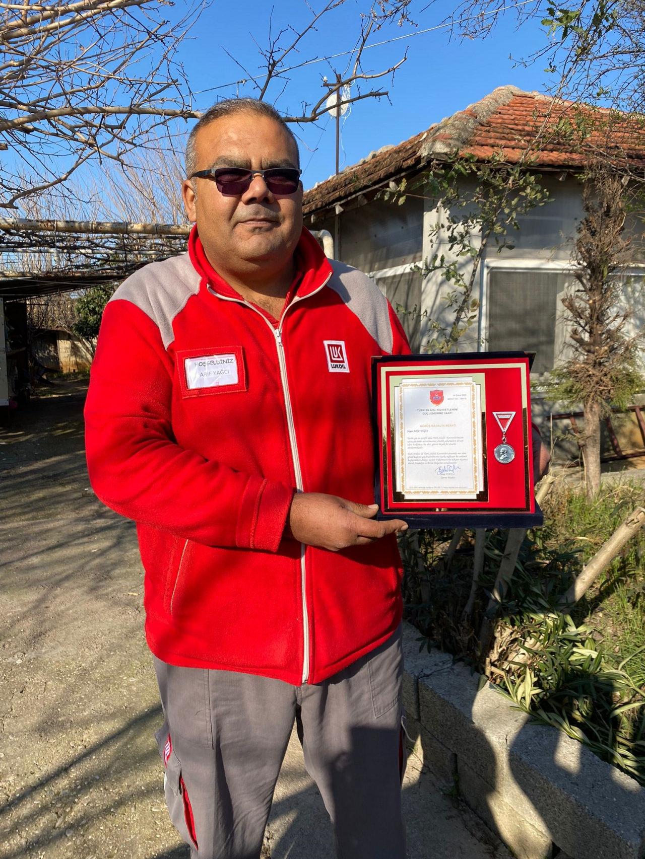 Arif Yağcı'ya teşekkür mektubu ve madalya getirildi. 