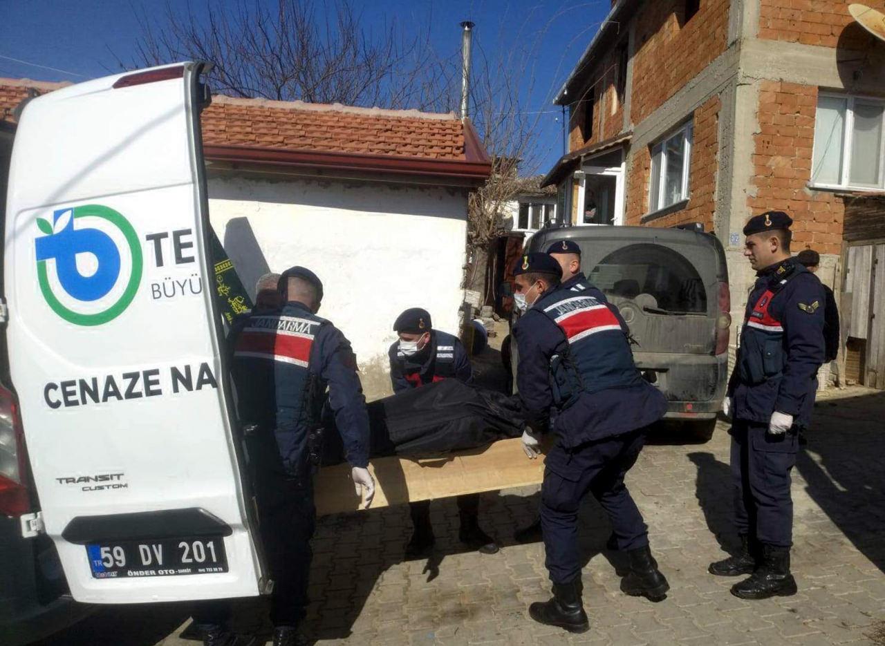  Ufuk Çevrimkaya'nın (45) cenazesi evden çıkarılıp araca alındı.