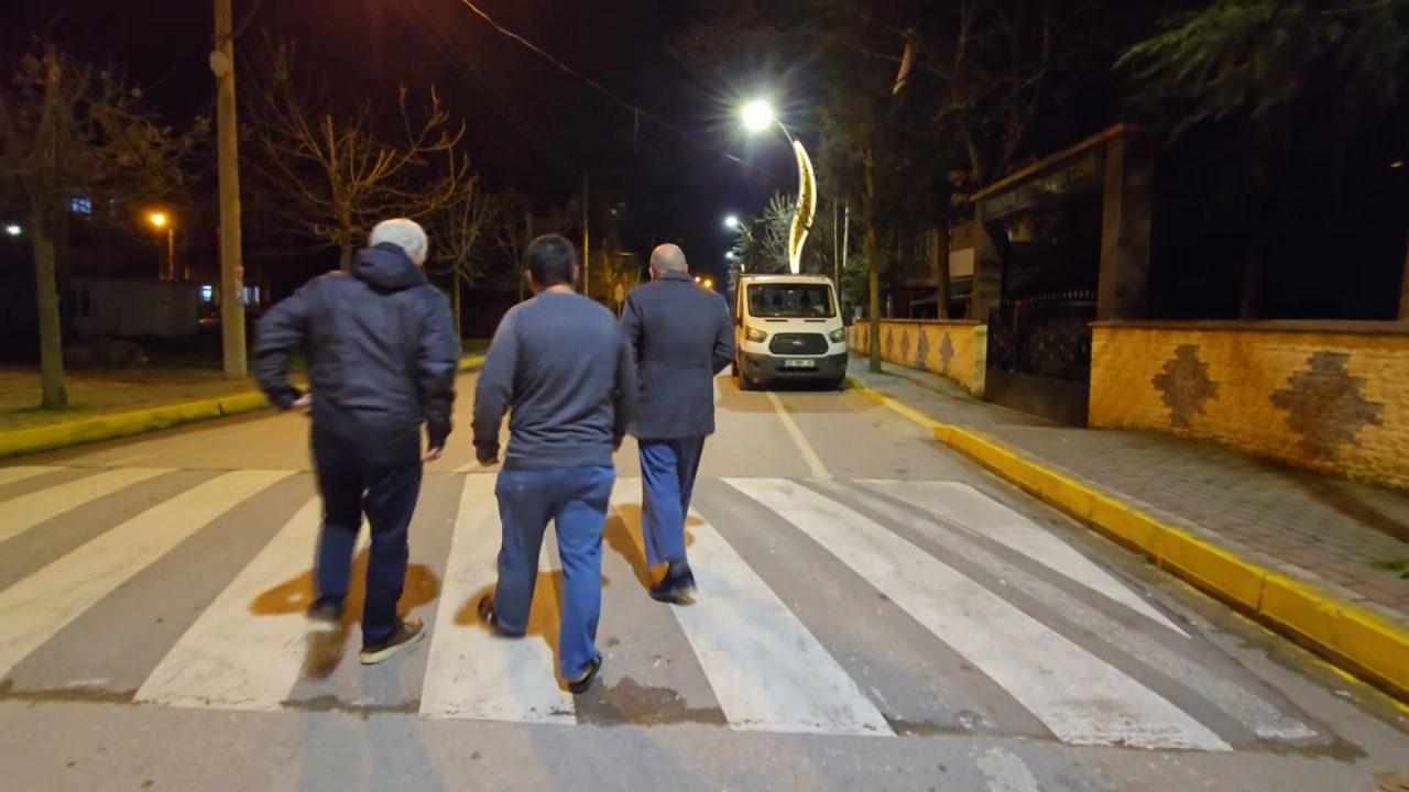 Mahalle sakinleri şüpheliyi arıyor.