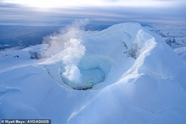 Mount Spurr, Alaska'daki Anchorage'a 77 mil uzaklıkta yer alır. Son 10 ayda sismik aktivitede yaşanan artış, bilim insanlarını yakın bir patlamaya karşı alarma geçirdi