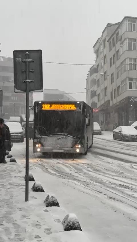 Arnavutköy'de İETT otobüsü yolda kaydı