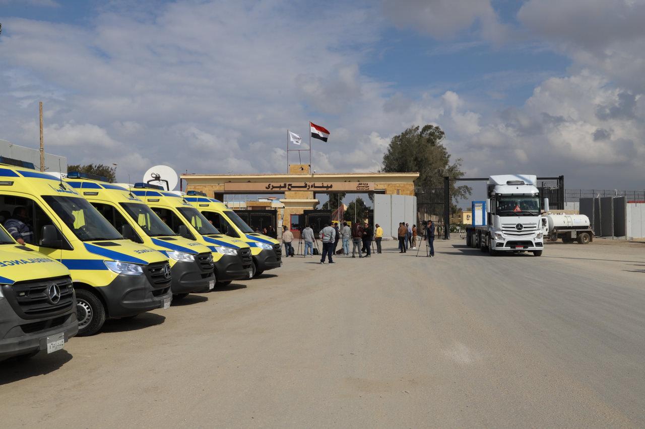 Ambulanslar, Gazze'den gelen hasta ve yaralıları taşımak üzere Mısır tarafındaki Refah sınır kapsında bekliyor.