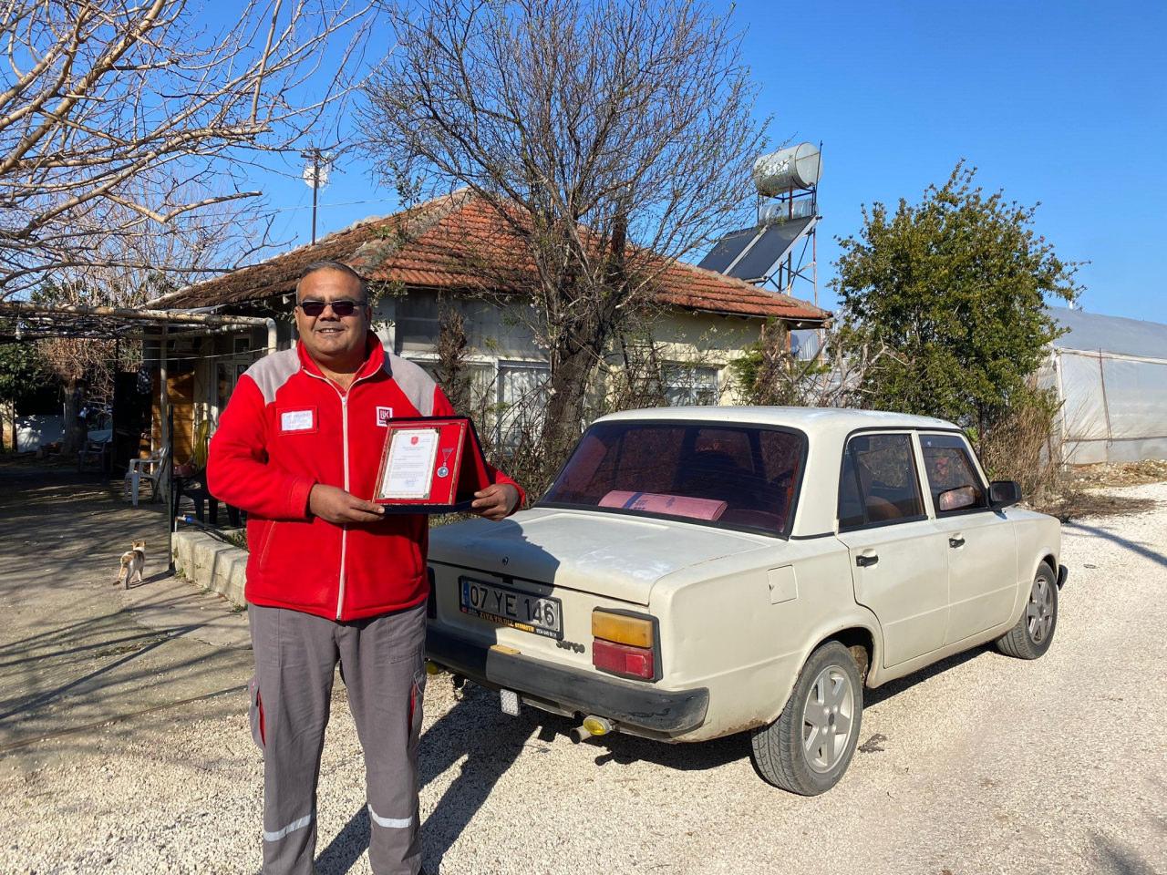 Arif Yağcı ve kullandığı otomobili. 