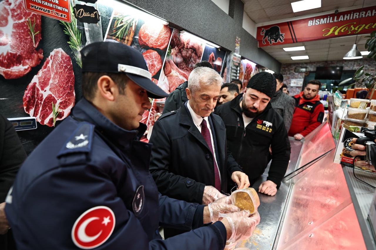 Başkan Mehmet Tahmazoğlu ve zabıta ekipleri denetim gerçekleştiriyor. 