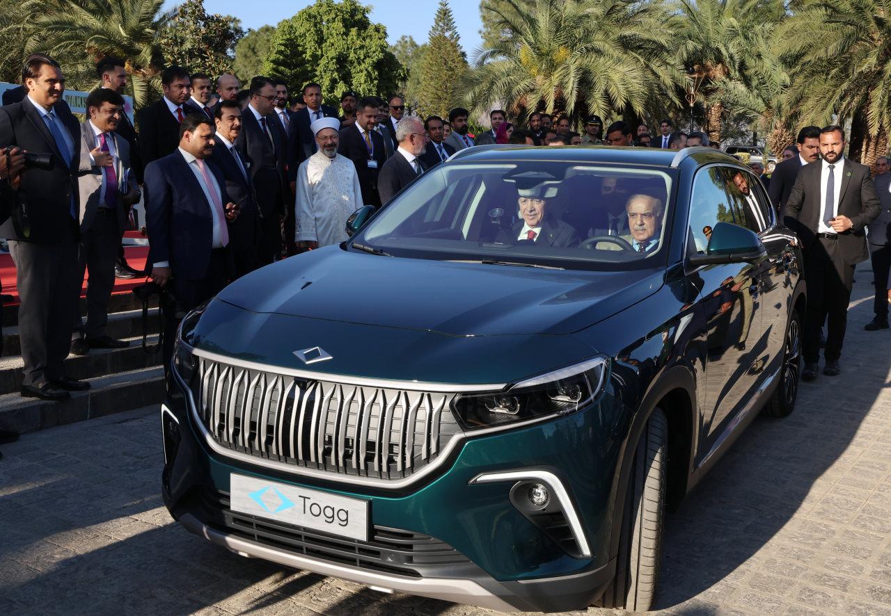 Cumhurbaşkanı Erdoğan, Togg'un direksiyonuna geçen Şerif'e yolcu koltuğunda eşlik etti.