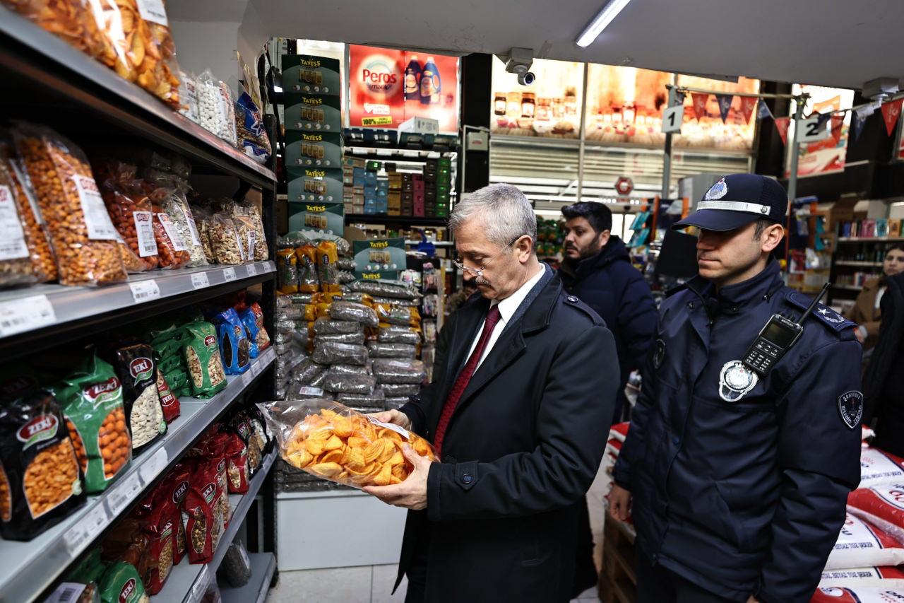 Şahinbey Belediye Başkanı Mehmet Tahmazoğlu market denetimi yapıyor 