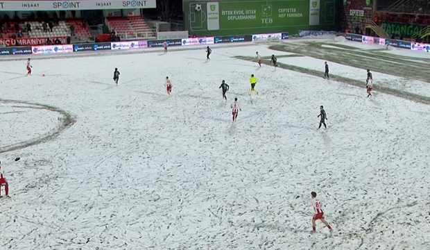 1. Lig'de oynanan Ümraniyespor-Sakaryaspor maçına kar arası!