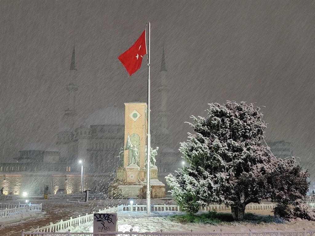 İstanbul'da kar yağışı gece boyunca devam etti.