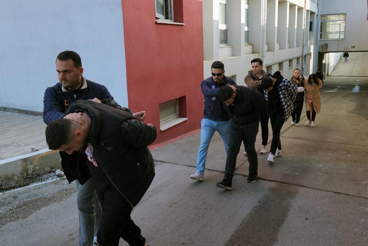 Gözaltına alınan şüpheliler. 