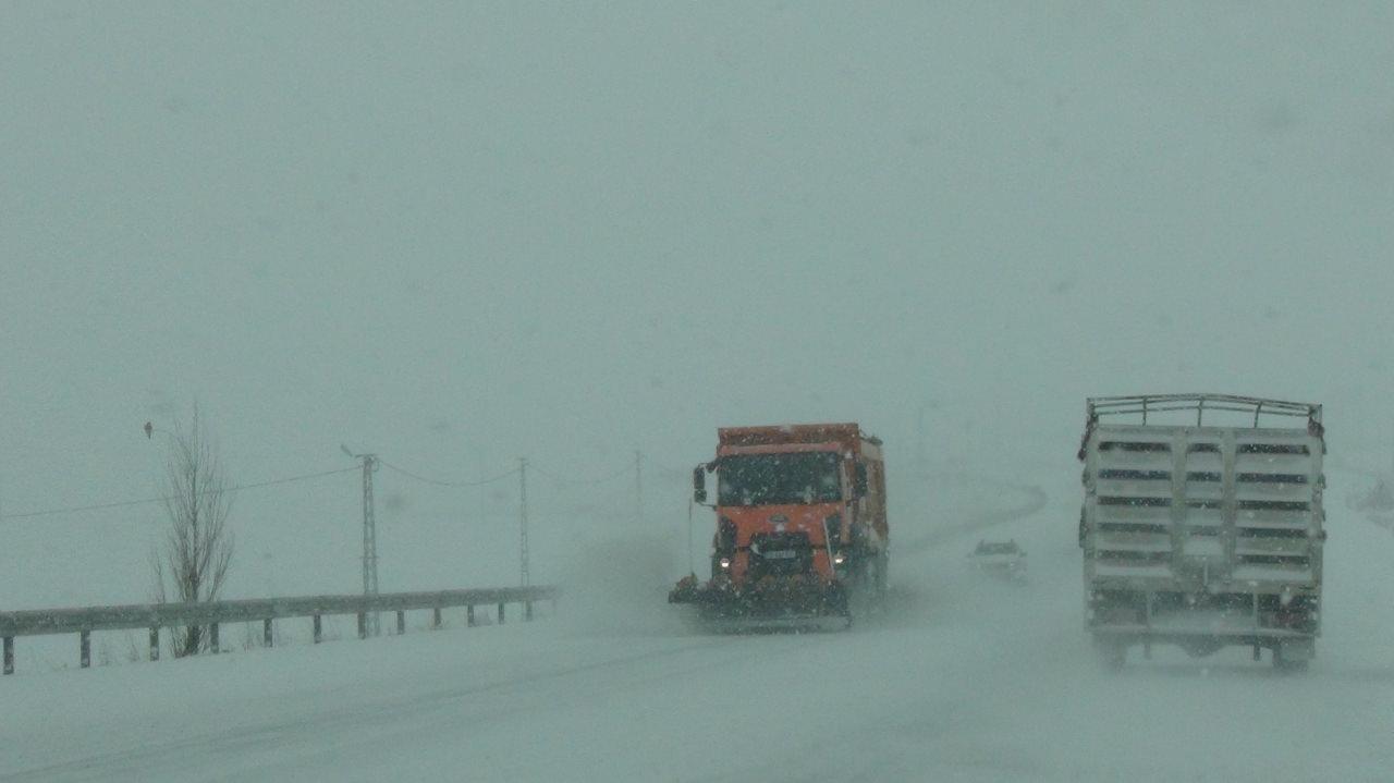 Kars'ta yol açma çalışması devam ediyor. 