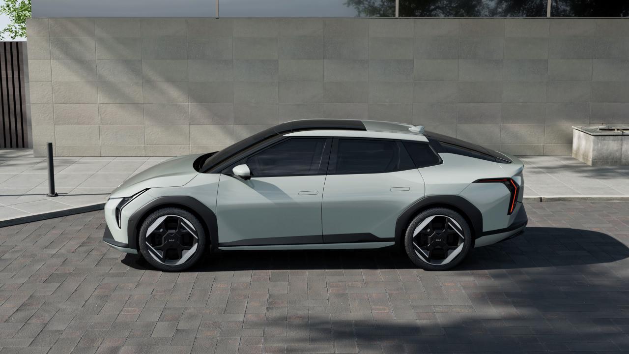 Kia, EV4’ün yanı sıra EV2 ve PV5 modelleriyle elektrikli araç alanındaki yerini sağlamlaştırmayı ve kullanıcı çeşitliliğini artırmayı amaçlıyor.