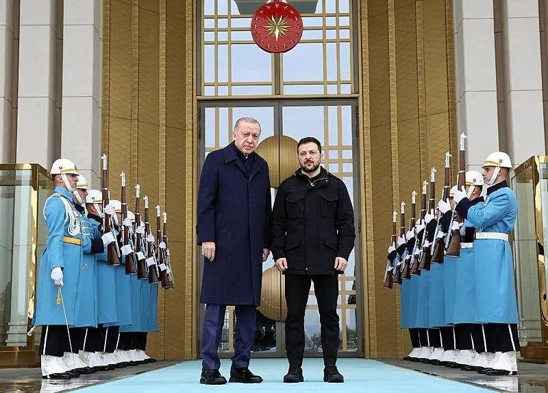 Cumhurbaşkanı Erdoğan, Ukrayna Devlet Başkanı Volodimir Zelenskiy'i Cumhurbaşkanlığı Külliyesi'nde resmi törenle karşıladı.