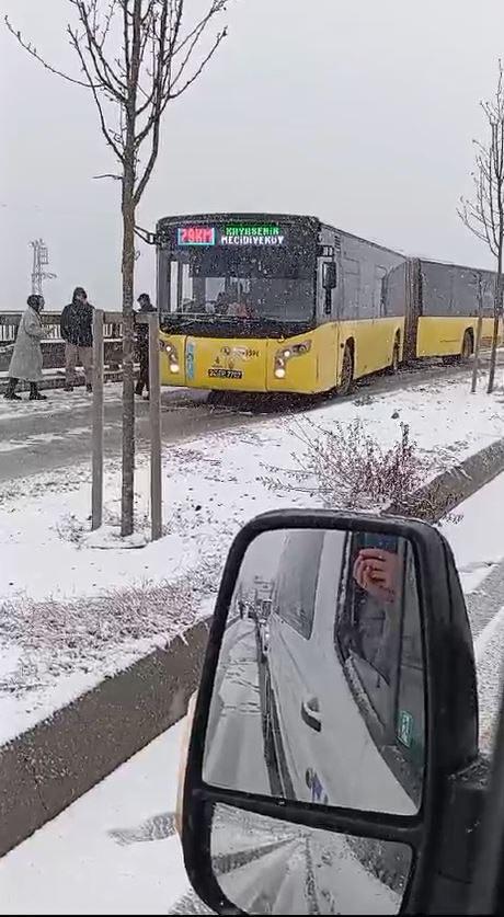 Otobüsün sabah saatlerinde yolda kalması nedeniyle yolcular zor anlar yaşadı. 