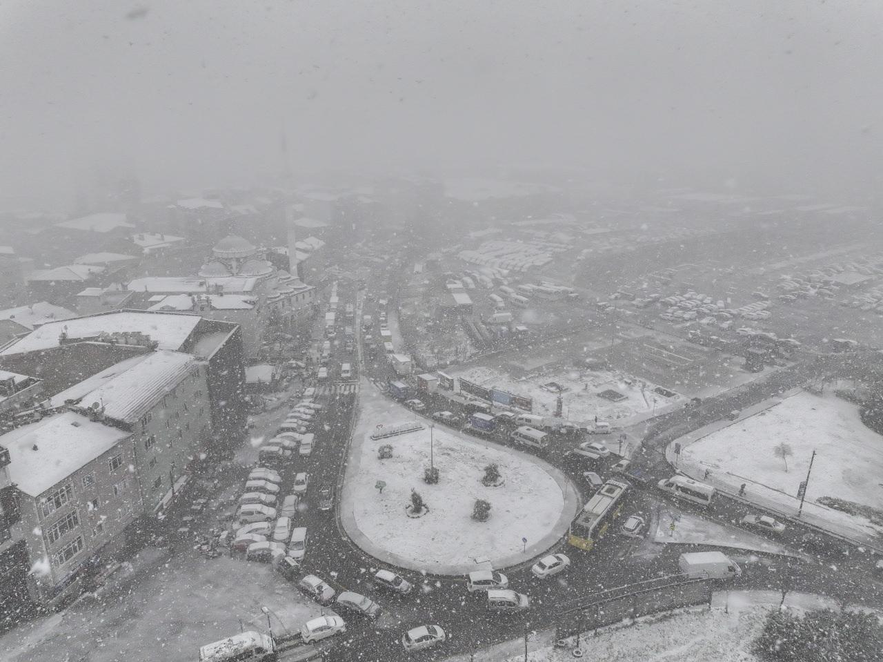 İstanbul'da, Tem otoyolu Seyrantepe mevki ve çevresinde kar yağışı etkili oluyor.