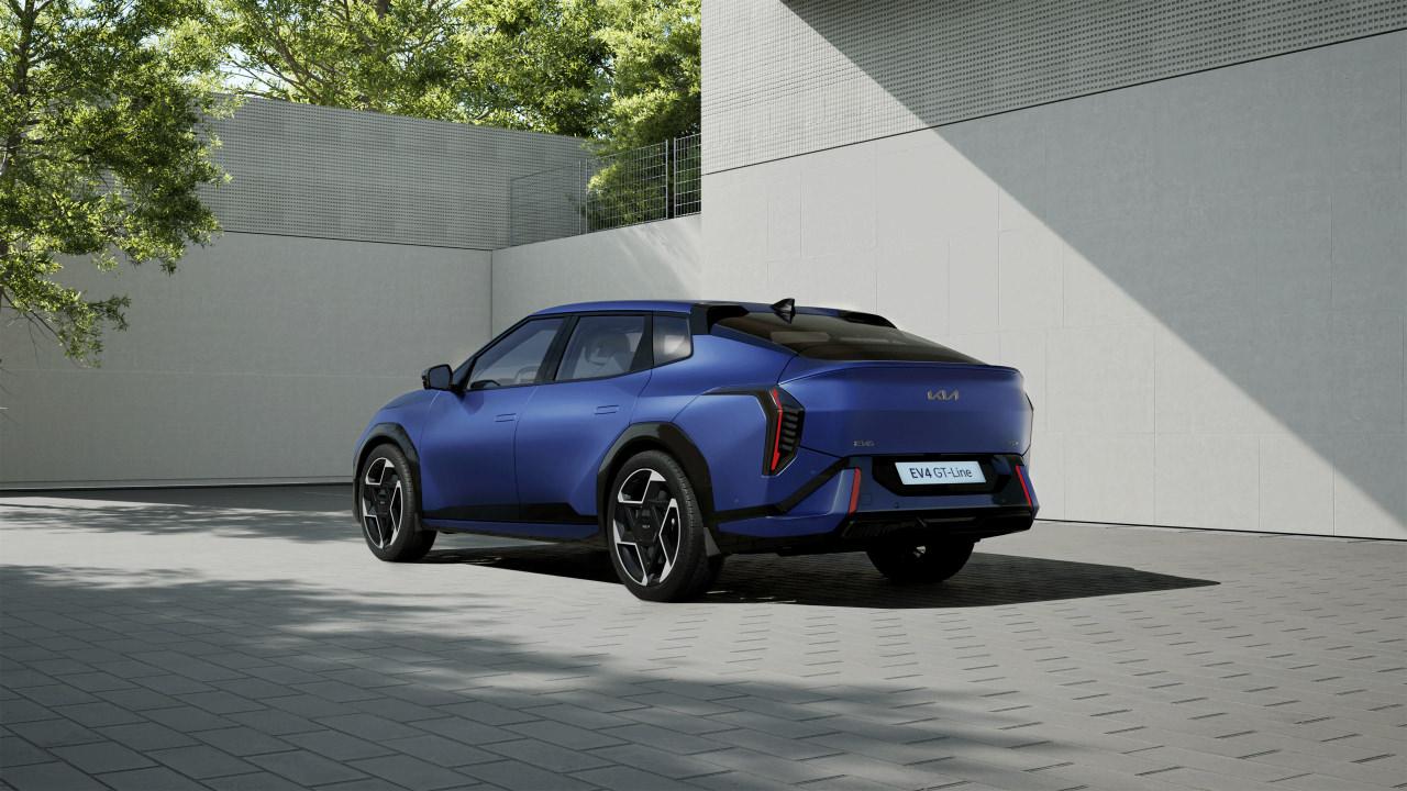 Kia EV4, LED farlar ve belirgin KIA yazısıyla modern bir tasarım dilini yansıtıyor, dikkat çekici bir şıklık sunuyor.
