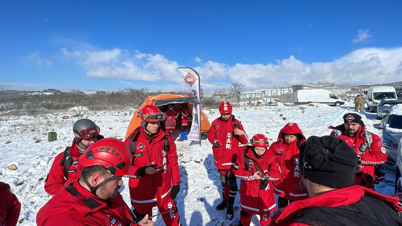 90 kişilik arama kurtarma ekibi Algan'ı arıyor. 