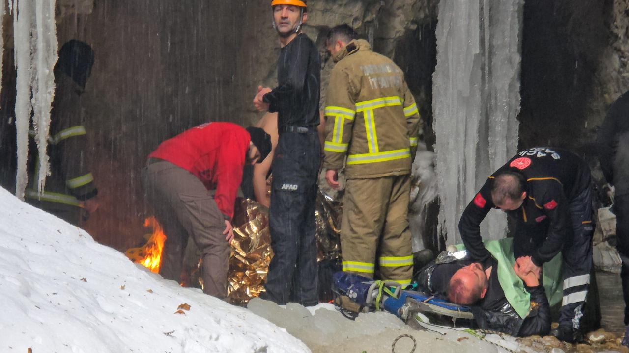 Bölgeye sevk edilen ekipler otomobilde sıkışan yaralıları kurtardı