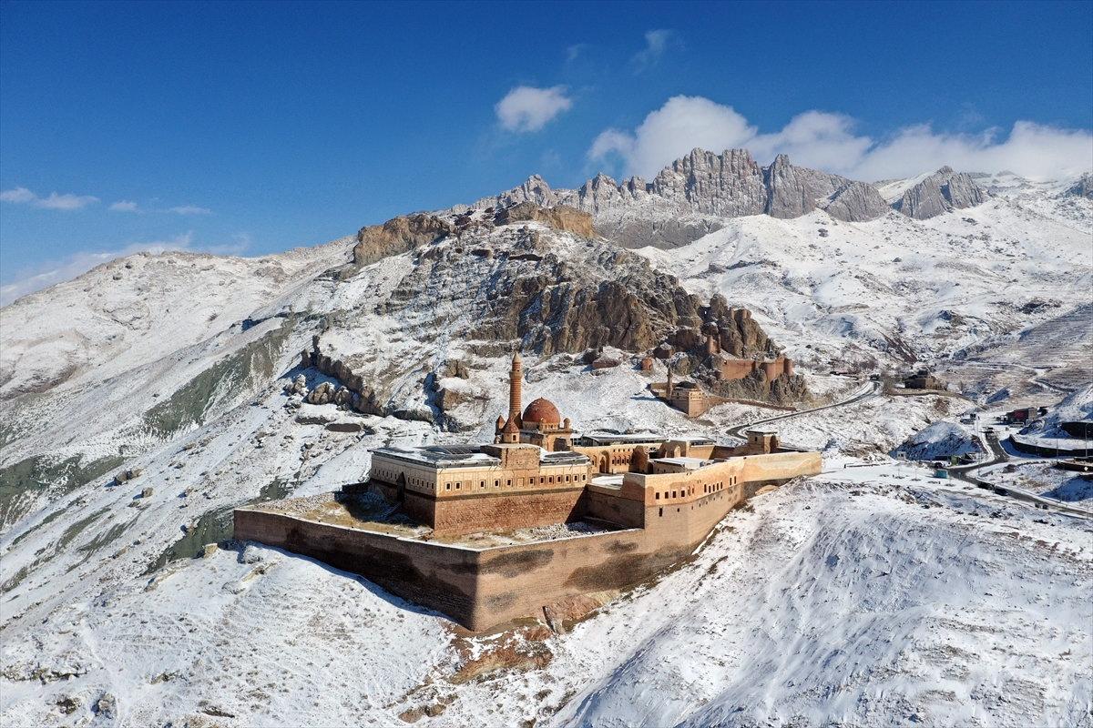 Beyaza bürünen İshak Paşa Sarayı